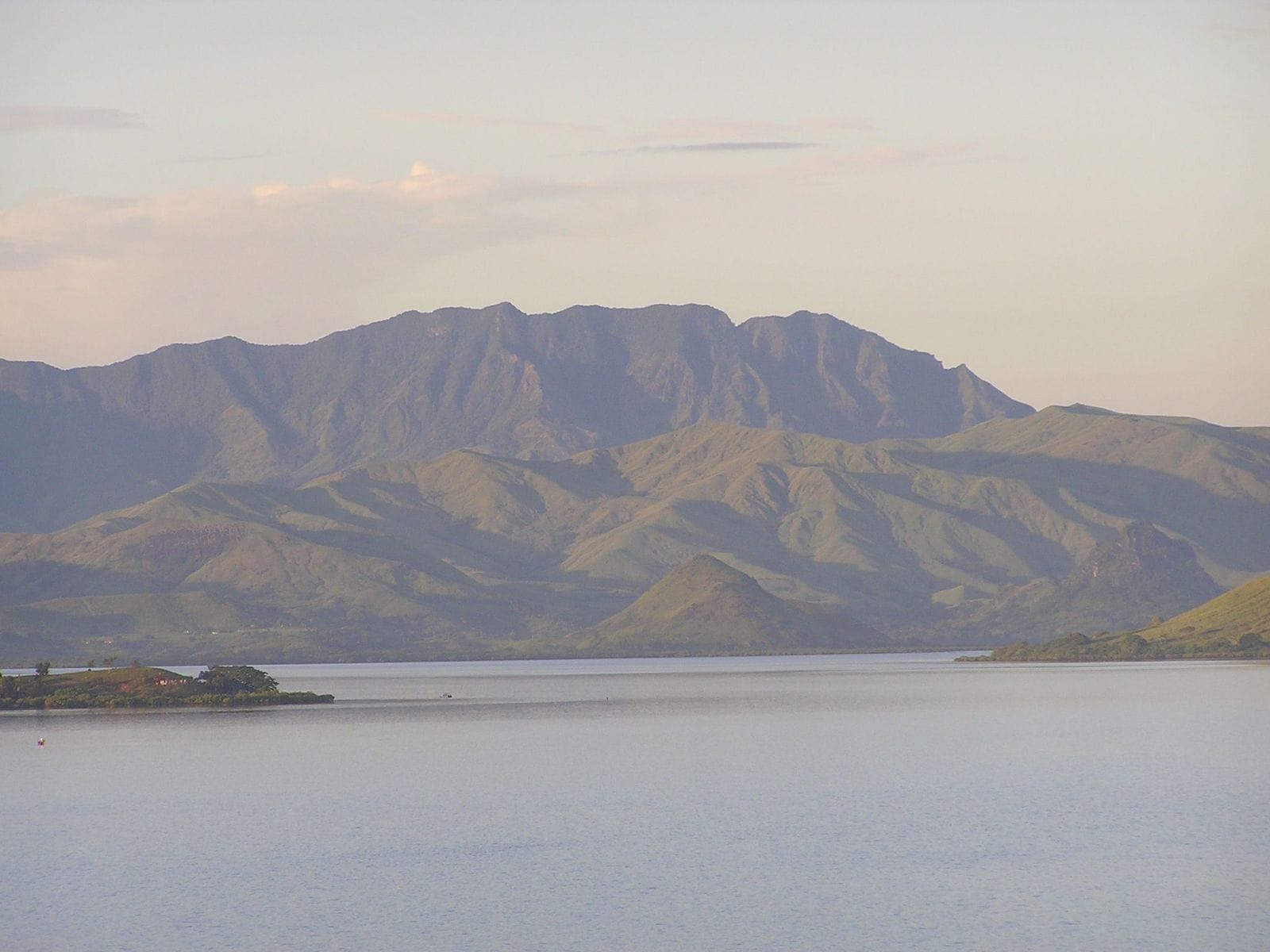 The mountains of Viti Levu near Rakiraki, seen from Nananu-i-Ra.